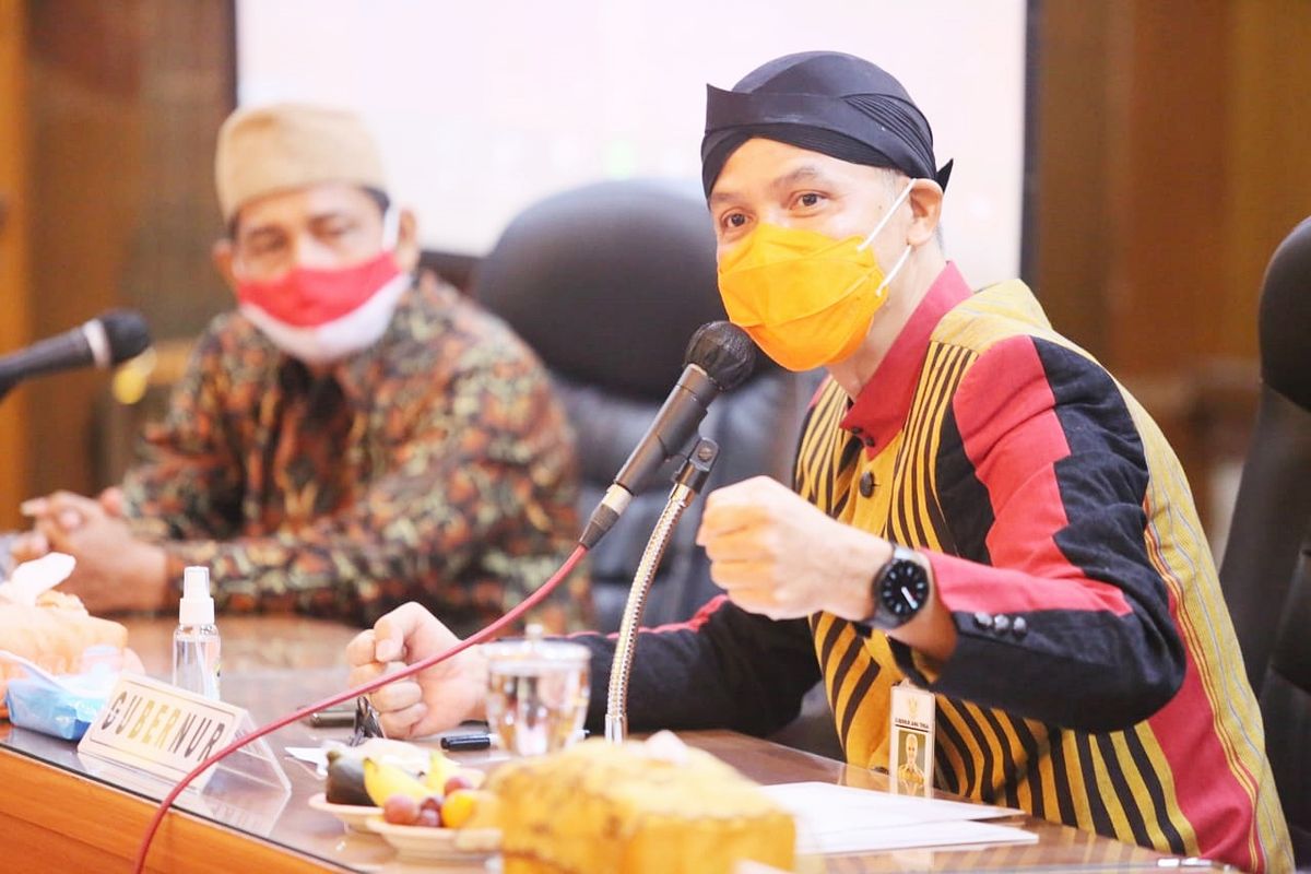 Gubernur Jawa Barat Ganjar Pranowo menghimbau tokoh lintas agama dan generasi muda Forum Kerukunan Umat Beragama (FKUB) untuk menyebarkan kebaikan di Badan Kesatuan Bangsa Dan Politik (Kesbangpol) Jawa Tengah pada Kamis (1/4/2021). 