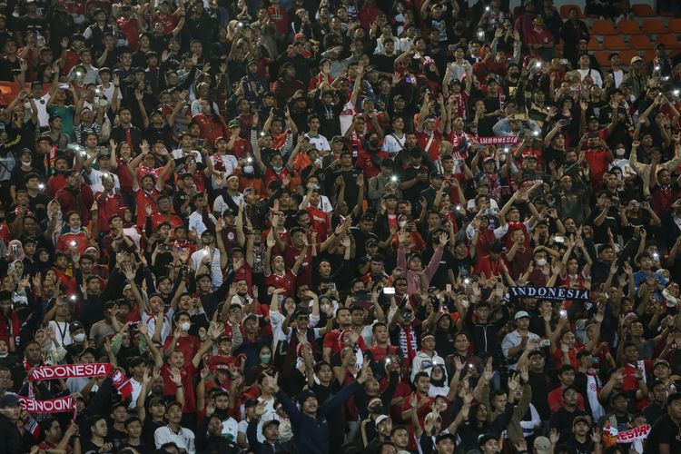 Suporter timnas Indonesia saat bertanding melawan Curacao pada laga kedua FIFA Matchday di Stadion Pakansari, Kabupaten Bogor, Selasa (27/9/2022). Timnas Indonesia menang dengan skor 2-1.