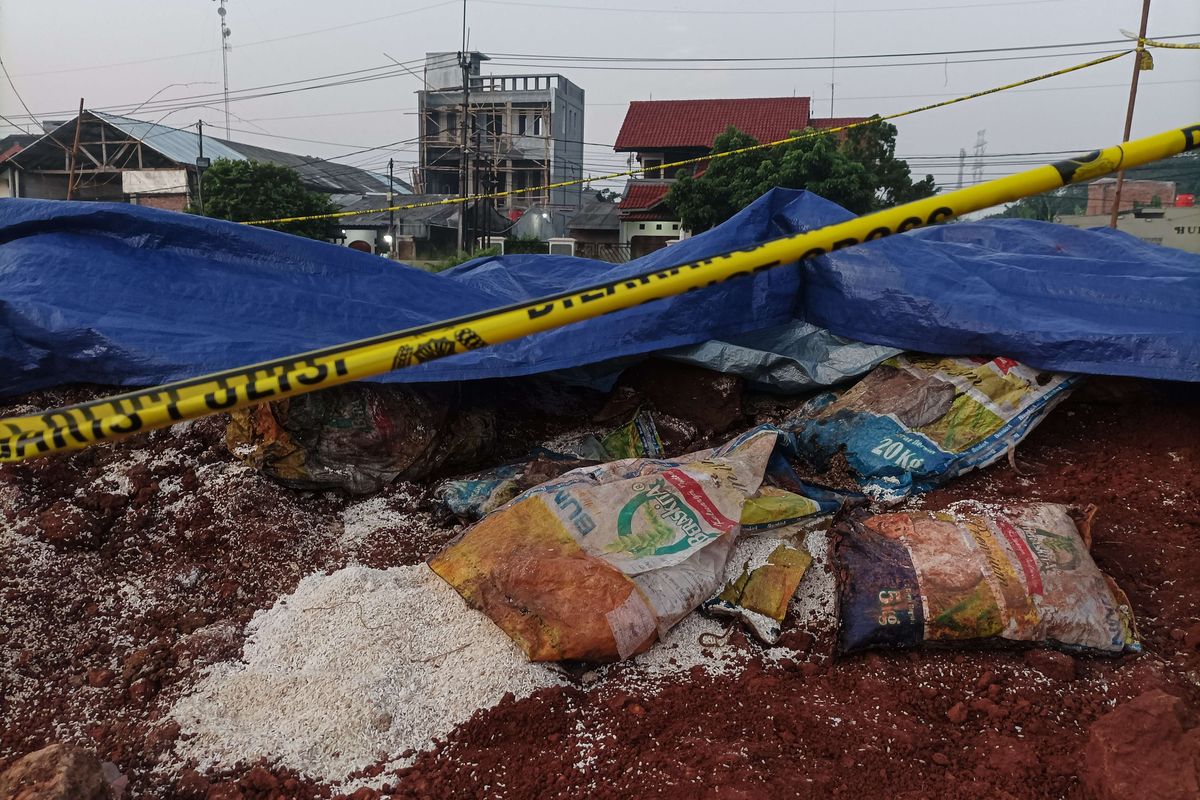 Lokasi dugaan penimbunan sembako bantuan presiden di Lapangan KSU, Sukmajaya, Kota Depok, Senin (1/8/2022). Beras bantuan sosial tersebut ditimbun di Depok, diduga dipendam 2 tahun lalu saat awal Covid-19 di Indonesia.