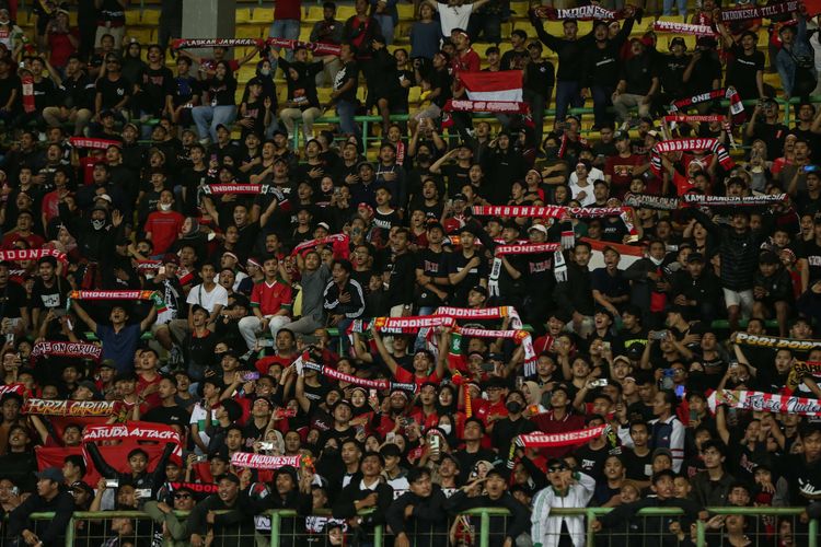 Suporter Indonesia saat pertandingan Indonesia melawan Vietnam pada laga perdana Grup A Piala AFF U19 2022 di Stadion Patriot Candrabhaga, Bekasi, Jawa Barat, Sabtu (2/7/2022) malam WIB. Kedua tim bermain imbang tanpa gol.