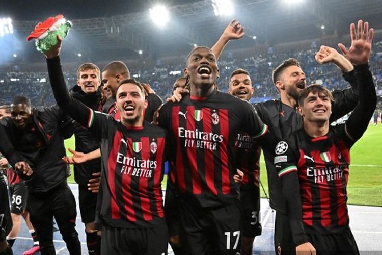 Rafael Leao dan para pemain AC Milan lainnya merayakan hasil di kandang Napoli pada leg kedua perempat final Liga Champions 2022-2023 yang digelar di Stadion Diego Armando Maradona, Naples, pada Selasa (18/4/2023) malam waktu setempat. Terkini, semifinal Liga Champions 2022-2023 akan menyuguhkan duel Milan vs Inter di Stadion San Siro, Kamis (11/5/2023) dini hari WIB. Artikel ini berisi tentang wawancara eksklusif KOMPAS.com dengan legenda Milan, Franco Baresi. (Foto oleh Alberto PIZZOLI / AFP)