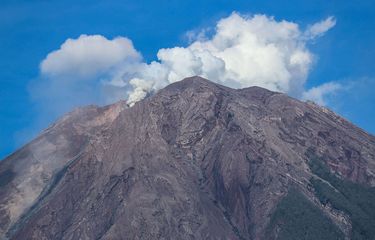 Gunung Semeru mengeluarkan lava pijar terlihat dari Desa Sumber Mujur, Candipuro, Lumajang, Jawa Timur, Sabtu (11/12/2021). Hasil pengamatan Pusat Vulkanologi dan Mitigasi Bencana Geologi (PVMBG) laporan per 6 jam tanggal 10 desember pukul 12.00 - 18.00 Wib terjadi 2 kali gempa hembusan dengan amplitudo 2 mm yang berdurasi 30-35 detik.