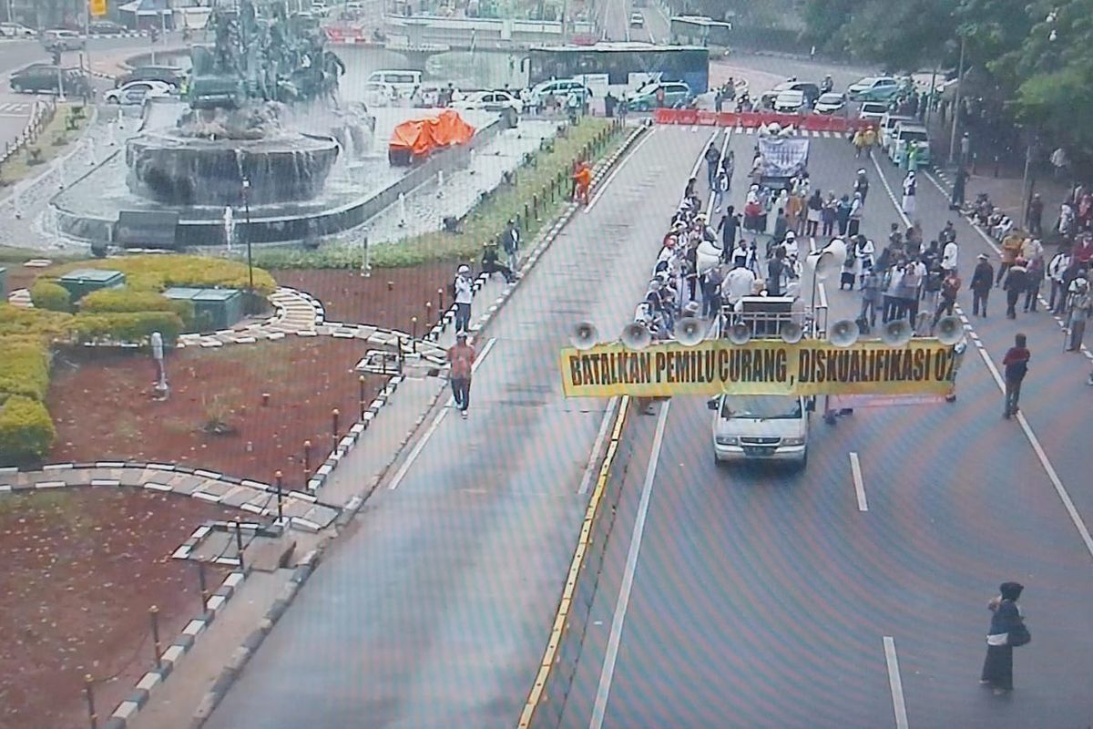 Tangkapan layar rekaman CCTV gelaran aksi di Patung Kuda, Gambir, Jakarta Pusat, Rabu (27/3/2024).