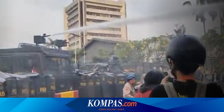 Tembakan Water Cannon Halau Mahasiswa Merangsek Masuk ke Gedung DPR