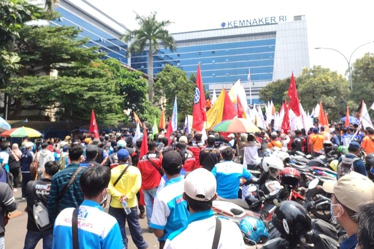Sejumlah aliansi buruh yang ingin melakukan aksi unjuk rasa mulai berdatangan ke Gedung Kementerian Ketenagakerjaan di Jalan Gatot Subroto, Jakarta Selatan, Rabu (16/2/2022). 