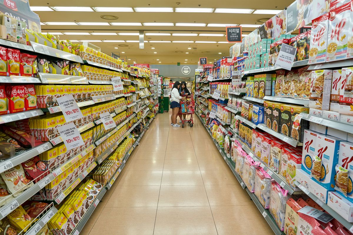 Ilustrasi deretan snack di Lotte Mart Seoul, Korea Selatan. 