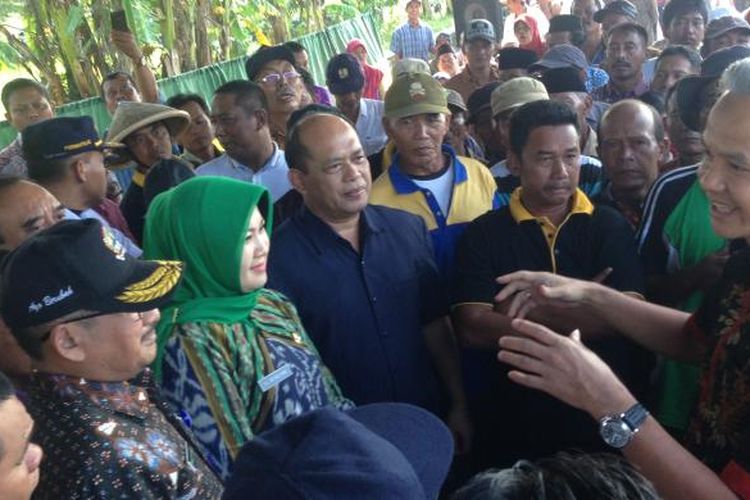 Gubernur Jateng Ganjar Pranowo berdialog dengan petani di Kabupaten Klaten yang lahannya 27 tahun tak bisa digarap karena banjir, Kamis (2/3/2017)