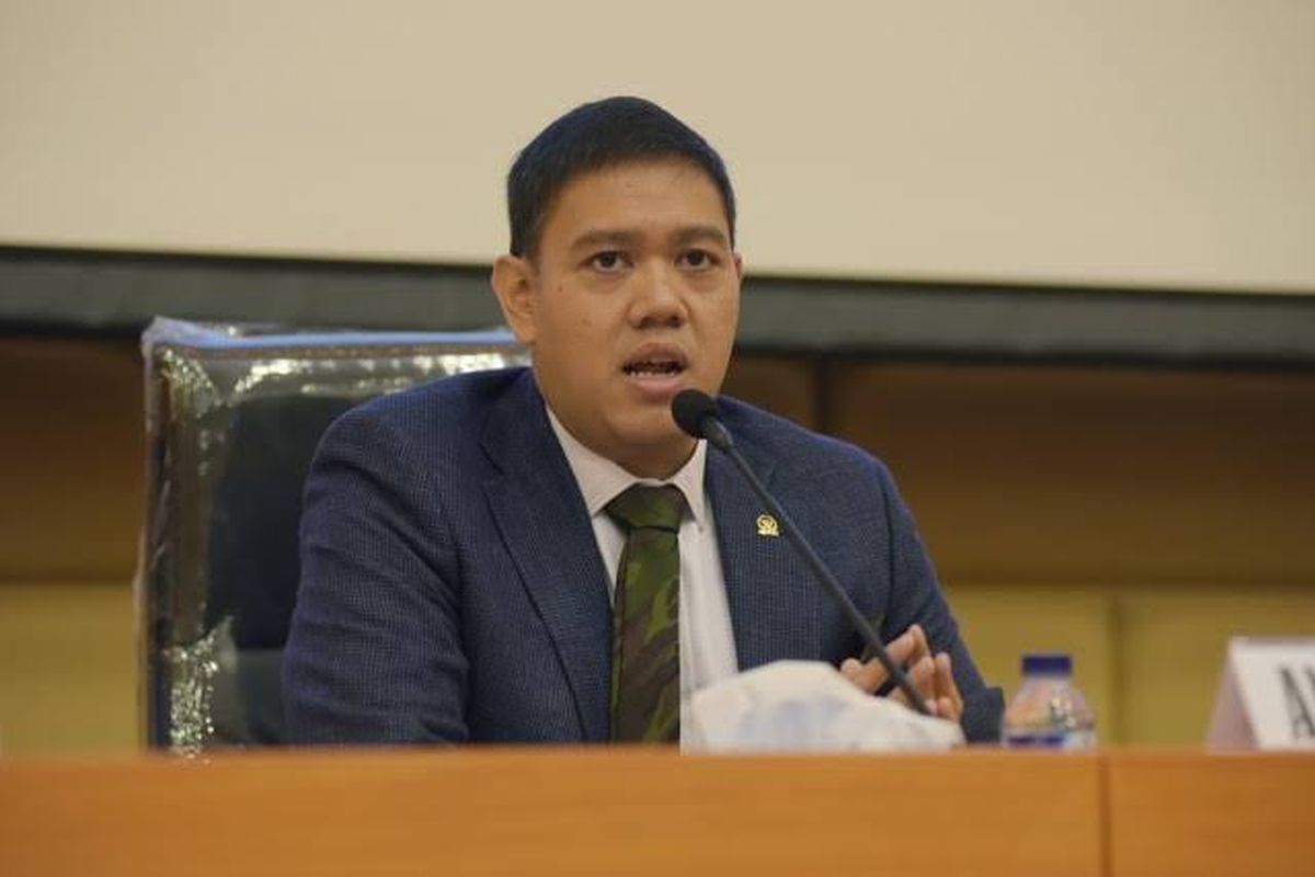 Anggota Komisi I Dewan Perwakilan Rakyat (DPR) Republik Indonesia (RI) dari Fraksi Partai Golkar Dave Laksono berbicara mengenai ancaman peneliti Badan Riset dan Inovasi Nasional (BRIN) Andi Pangerang Hasanuddin (APH) kepada Muhammadiydah di media sosial terkait perbedaan penentuan Hari Raya Idul Fitri 1444 Hijriyah.
