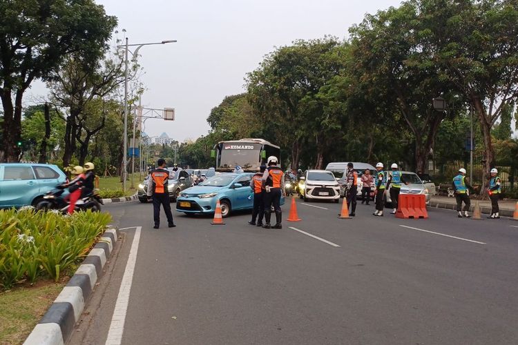 Arus lalu lintas di Jalan Merdeka Utara dialihkan imbas adanya acara Istana Berbatik di Istana Negara, Minggu (1/10/2023).