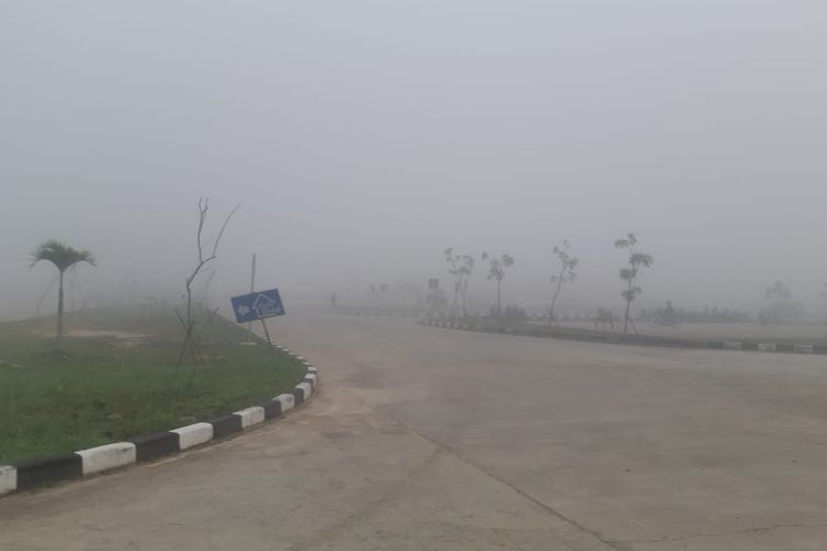 Kondisi kabut asap di Bandara APT Pranoto Sungai Siring Samarinda, Kalimantan Timur, Senin (16/9/2019).