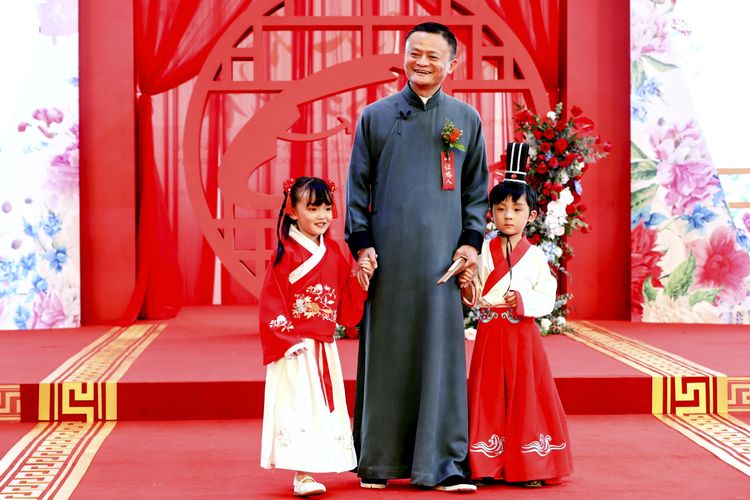 Foto tertanggal 10 Mei 2019 menampilkan Jack Ma (tengah) berpose dalam sebuah acara sebagai saksi pernikahan 102 pasangan pegawai Alibaba di Hangzhou, provinsi Zhejiang, China.