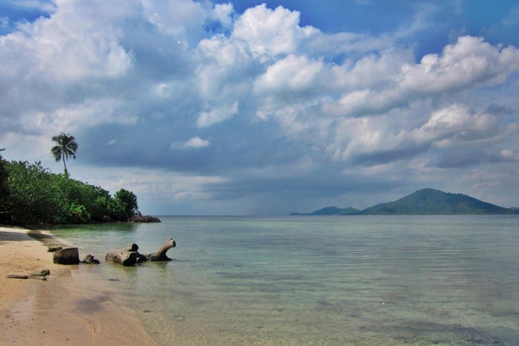 Pantai Klara, salah satu pantai Lampung yang dapat dikunjungi saat liburan.