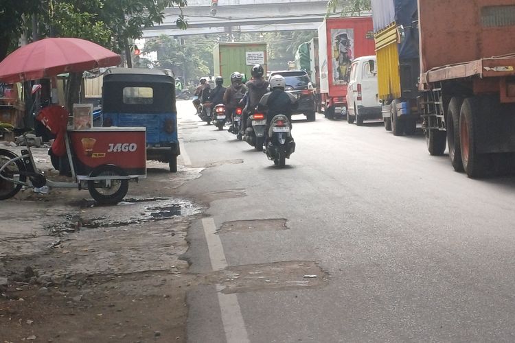 Dikeluhkan Pengendara, Lubang Bekas Galian di Jalan Terusan Bandengan Jakut Diperbaiki Malam Ini