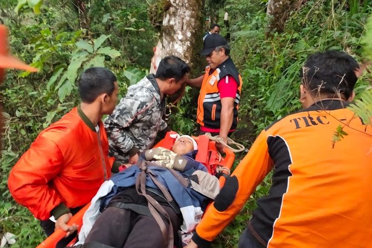 Upaya evakuasi yang dilakukan tim Sar BPBD Magetan terhadap laryawan PDAM Lawu Tirta yang terjatuh ke dalam jurang sedalam 10 meter saat memperbaiki pipa.
