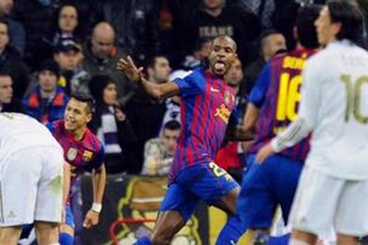 Bek kiri Barcelona, Eric Abidal (tengah), meluapkan kegembiraannya setelah membobol gawang Real Madrid. Gol Abidal menentukan kemenangan Barcelona 2-1 atas Madrid pada leg pertama perempat final copa del Rey, Rabu atau Kamis (19/1/2012) dini hari WIB.