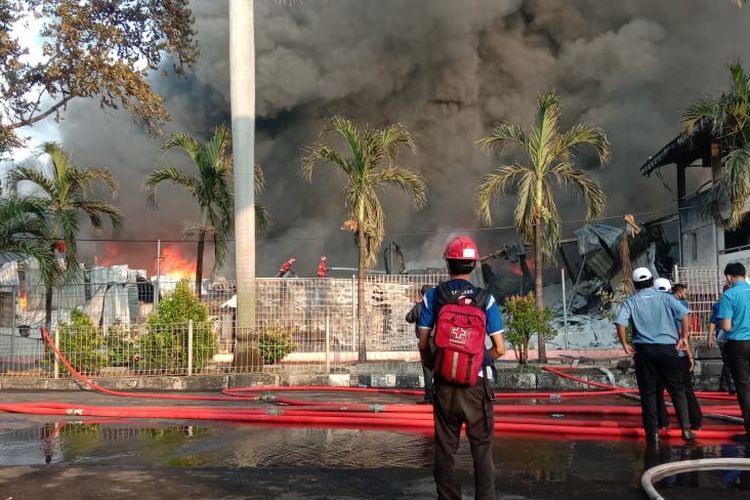 Kebakaran Pabrik Cat di Kawasan Industri Jatiuwung Kota Tangerang, Rabu (17/6/2020) sore.