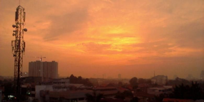 Ilustrasi. Langit Kamis (9/1/2013) sore Jakarta masih tampak terang meski waktu sudah menunjukkan pukul 18.30 WIB. 