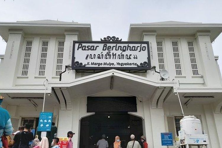 Suasana tampilan baru Fasad Pasar Beringharjo Yogyakarta, Senin (23/5/2022) siang. Wisatawan dapat berburu kuliner lezat di Pasar Beringharjo, salah satunya sate kere.
