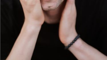 Makna Gelang Hitam di Tangan Kiri: Simbol dan Fakta yang Perlu Diketahui