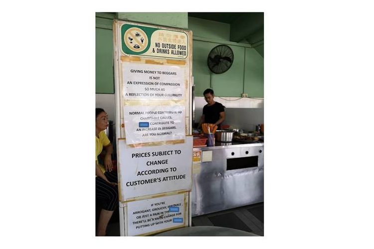 Restoran Piao Xing Claypot Chicken Rice menerapkan kebijakan denda sebesar Rp 35.000 untuk pelanggan yang berbuat gaduh.