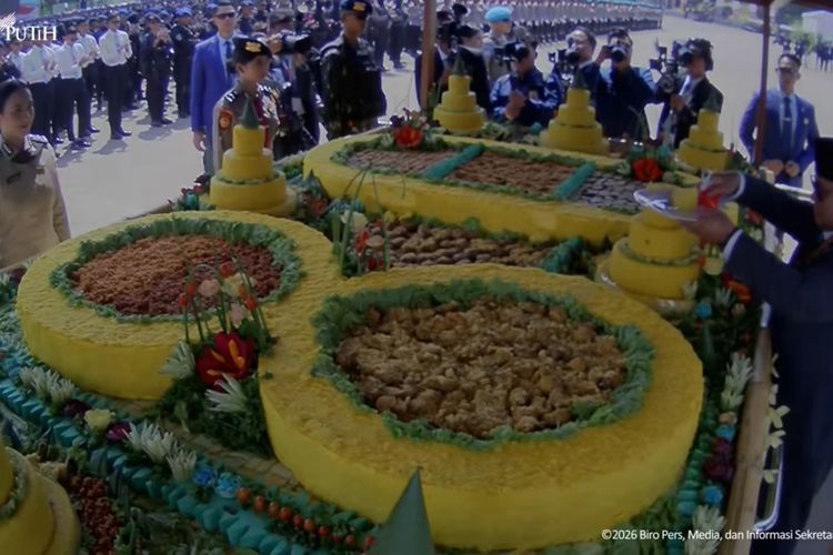 Prabowo Potong Tumpeng Raksasa di HUT Ke-80 Polri, Piring Pertama untuk Kapolri