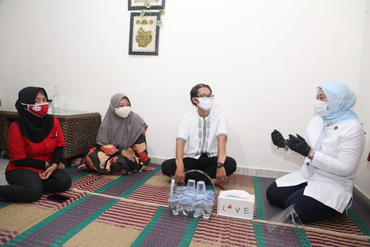 Menteri Ketenagakerjaan Ida Fauziyah mengunjungi salah seorang pekerja penerima subsidi gaji, di Citerueup, Bogor, Jawa Barat, Selasa (6/10/2020).