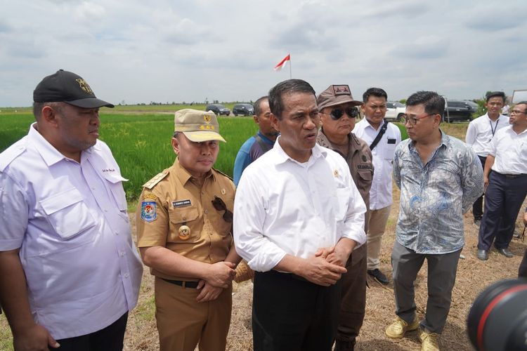 Menteri Pertanian RI Andi Amran Sulaiman didampingi Gubernur Kalteng H Sugianto Sabran melakukan peninjauan area sawah dan Food Estate di Desa Bentuk Jaya A5 Dadahup, Kabupaten Kapuas, Rabu (28/8/2024).