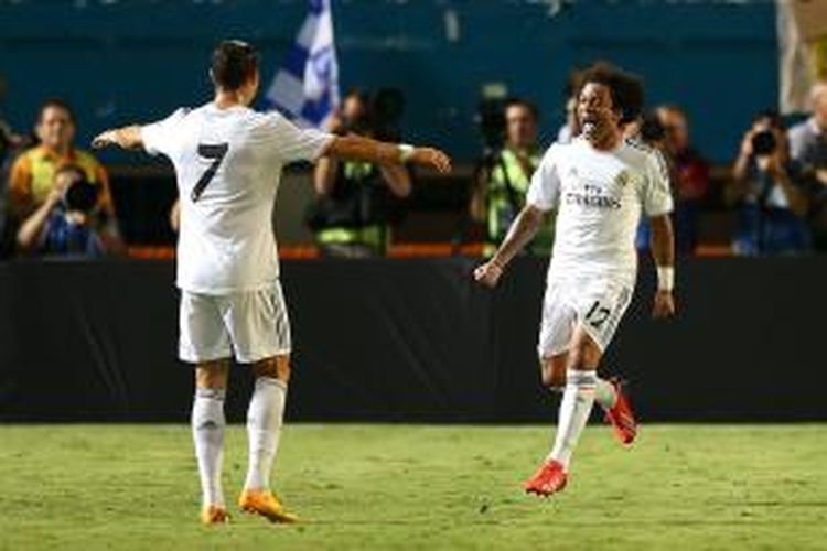 Bek Real Madrid, Marcelo (kanan), melakukan selebrasi bersama Cristiano Ronaldo, usai mencetak gol ke gawang Chelsea di final International Champions Cup di Miami, Rabu (7/8/2013) waktu setempat. Madrid menang 3-1.