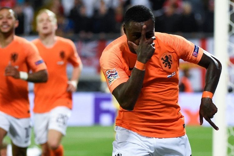 Quincy Promes merayakan golnya pada laga Belanda vs Inggris dalam semifinal UEFA Nations League di Stadion D. Alfonso Henriques, 6 Juni 2019. 
