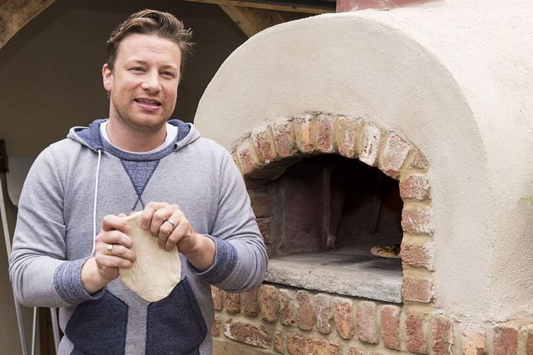 Popularitas pizza goreng buatan Nonna Fernanda semakin melonjak sejak koki ternama Inggris, Jamie Oliver, menjadikannya bintang tamu dalam sebuah acara masak-memasak.
