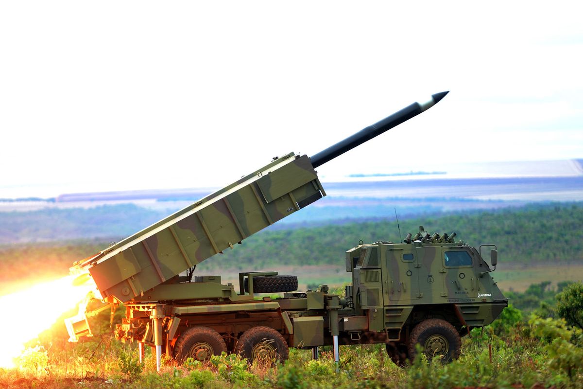 Peluncur roket multiple alias multiple launch rocket system (MLRS) Astros II MK6 buatan Brasil.