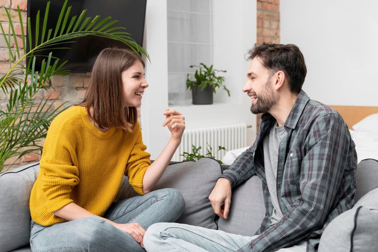 Virgo dikenal perfeksionis dan berhati-hati soal cinta. Begini dinamika asmaranya dengan Aries, Taurus, dan Gemini, dari tarik-ulur hingga harmoni.