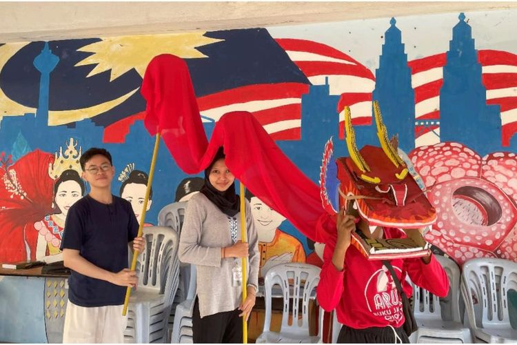 Mahasiswa peserta KKN internasional mengikuti kegiatan budaya saat berada di Malaysia