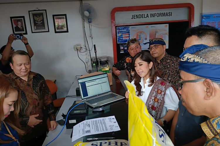 Menteri Komunikasi dan Digital RI, Meutya Hafid saat melakukan pengecekan di KCP PosIND Blahkiuh, Kabupaten Badung, Minggu (2/11/2025). 