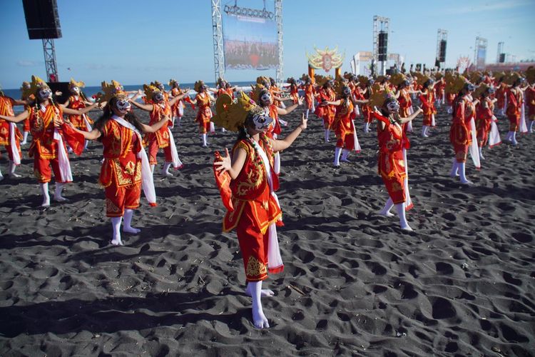 Segoro Topeng Kaliwungu, Tarian Kolosal yang Manjakan Mata Ribuan Wisatawan