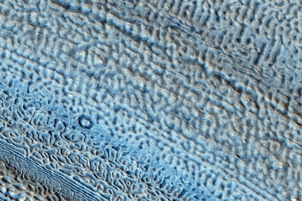 Gambar permukaan planet Mars. Fitur pada permukaan Mars ini tampak seperti bentuk otak manusia.