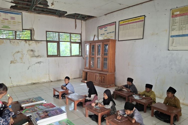 Ruang Kelas Rusak, Siswa SD di Pandeglang Belajar di Lantai, Dibayangi Bangunan Nyaris Roboh