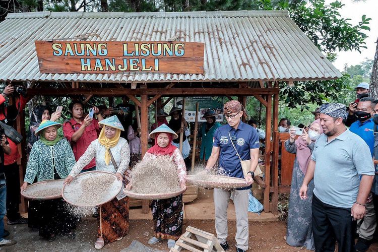 Menparekraf Sandiaga Uno membantu mengolah panen hanjeli bersama masyarakat di Desa Wisata Hanjeli yang masuk ke dalam 50 besar desa wisata terbaik dalam ajang Anugerah Desa Wisata Indonesia (ADWI) 2022, Sukabumi, Jawa Barat, Sabtu (24/9/2022).