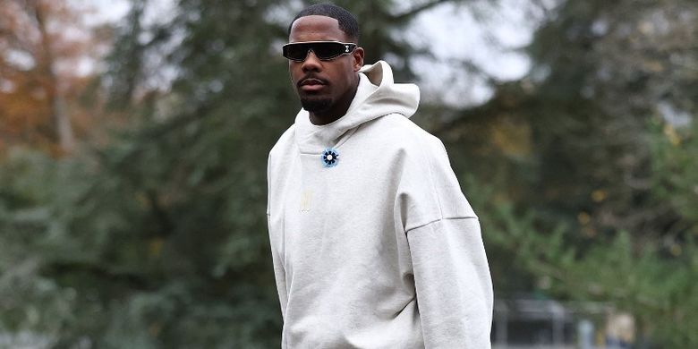 Kiper AC Milan, Mike Maignan, saat tiba di lapangan latihan Timnas Perancis jelang ronde laga FIFA Matchday pada November 2025.