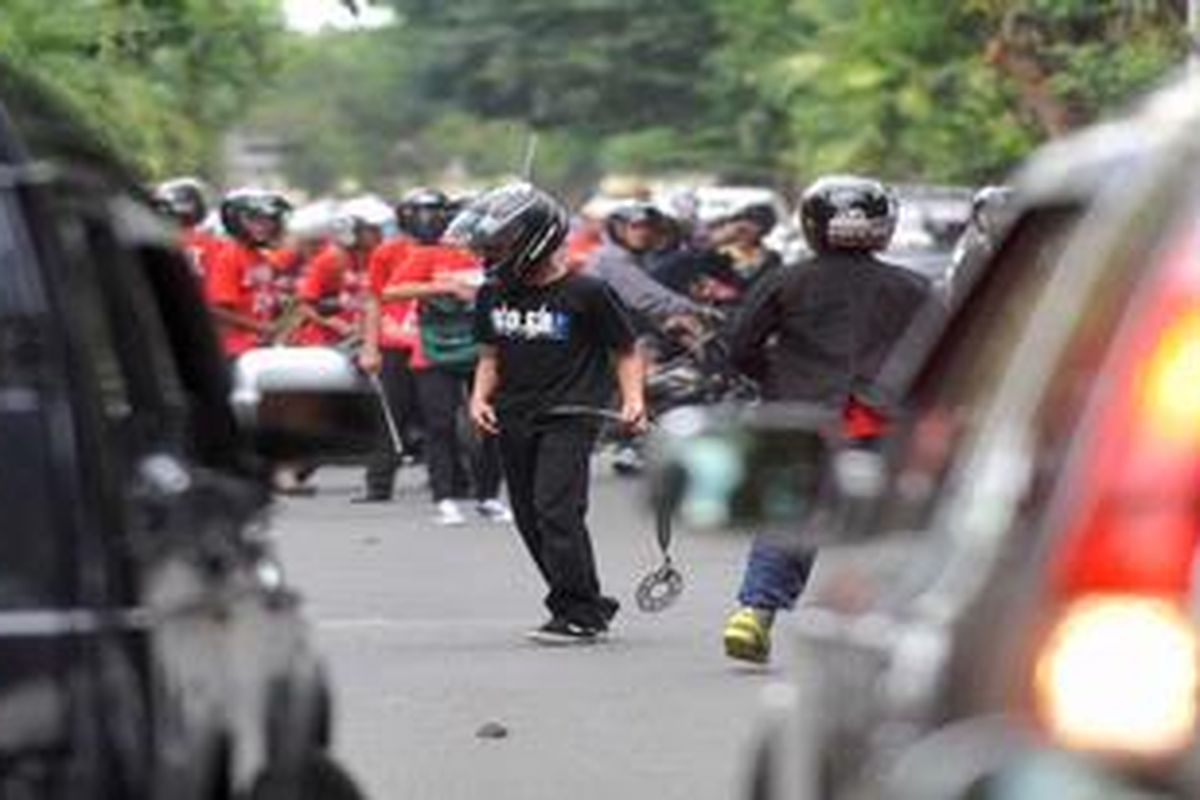 Tawuran Pelajar - Seorang pelajar membawa senjata berupa roda gigi yang diikatkan pada seutas ikat pinggang saat terlibat tawuran antara dua kubu pelajar SMA di Jalan Kapas, Yogyakarta, Sabtu (14/4/2012). Budaya kekerasan yang berlangsung secara turun temurun di kalangan pelajar seringkali masih mewarnai dunia pendidikan di Indonesia.  