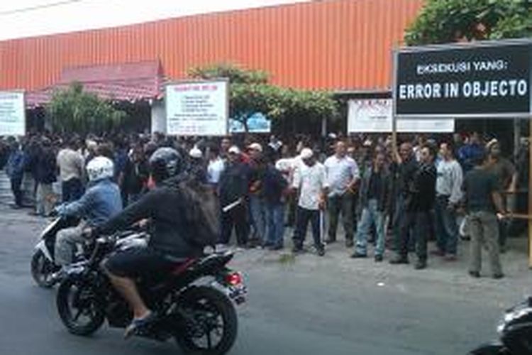 Ratusan pria kekar berjaga di depan Supermarket Karya Sari Jalan Pulau Saelus Denpasar, Selasa (20/8/2013) untuk menghadang eksekusi yang akan dilakukan Pengadilan Negeri Denpasar.