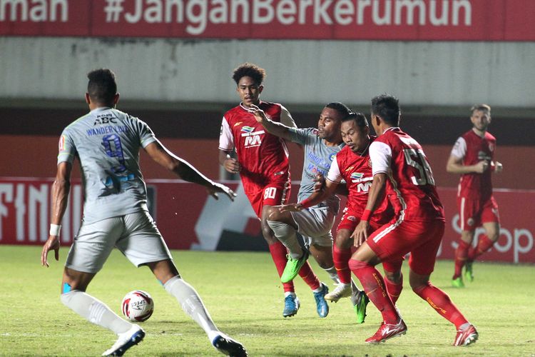 Pemain Persib Bandung Ardi Idrus (tengah) dijaga ketat tiga Pemain Persija Jakarta saat final Piala Menpora 2021 leg pertama yang berakhir dengan skor 2-0 di Stadion Maguwoharjo Sleman, Kamis (22/04/2021) malam. 