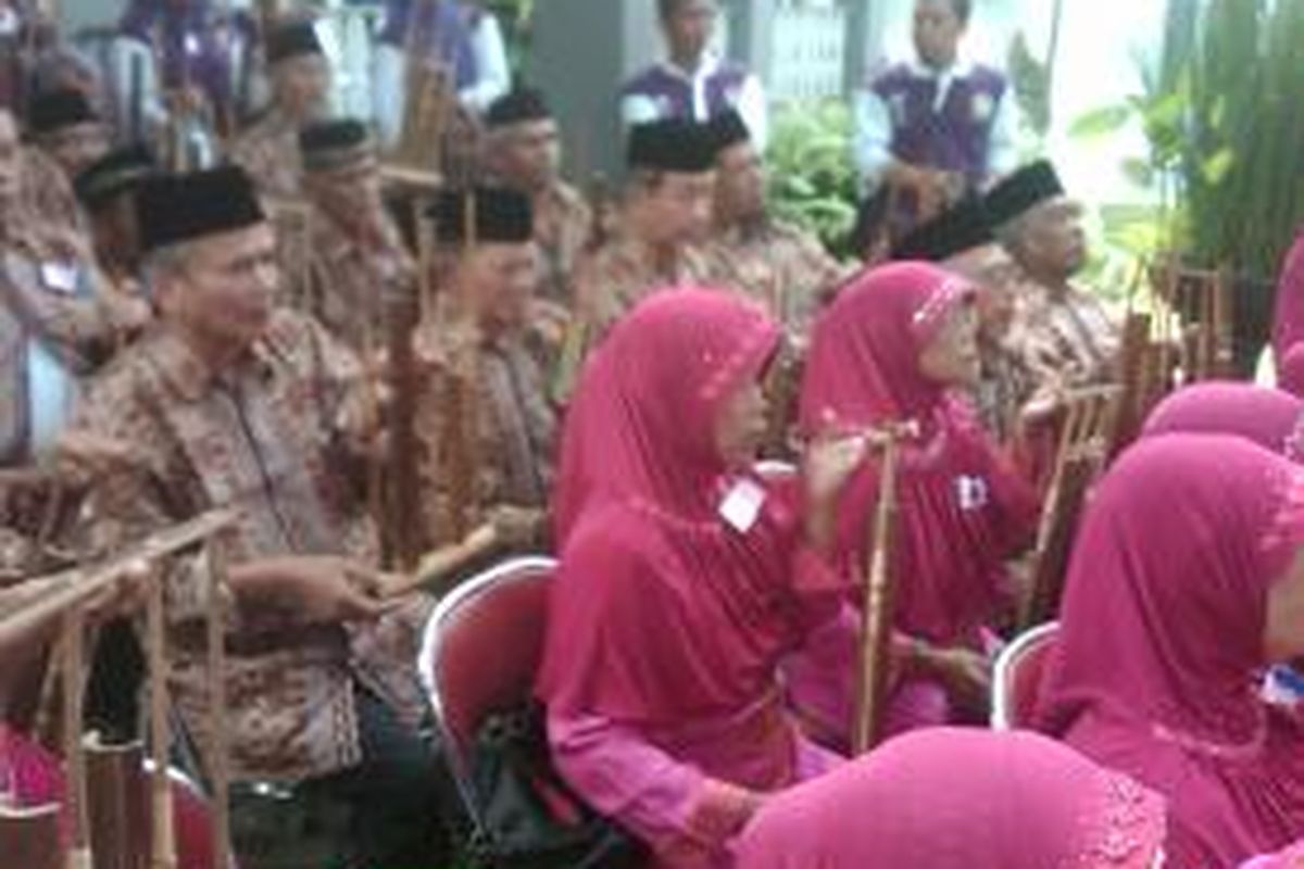 Atraksi grup angklung lansia di Panti Sosial Bina Sosial Bangun Daya, dalam rangka peringatan Hari Lanjut Usia National ke-XVIII, Rabu (18/6/2014)