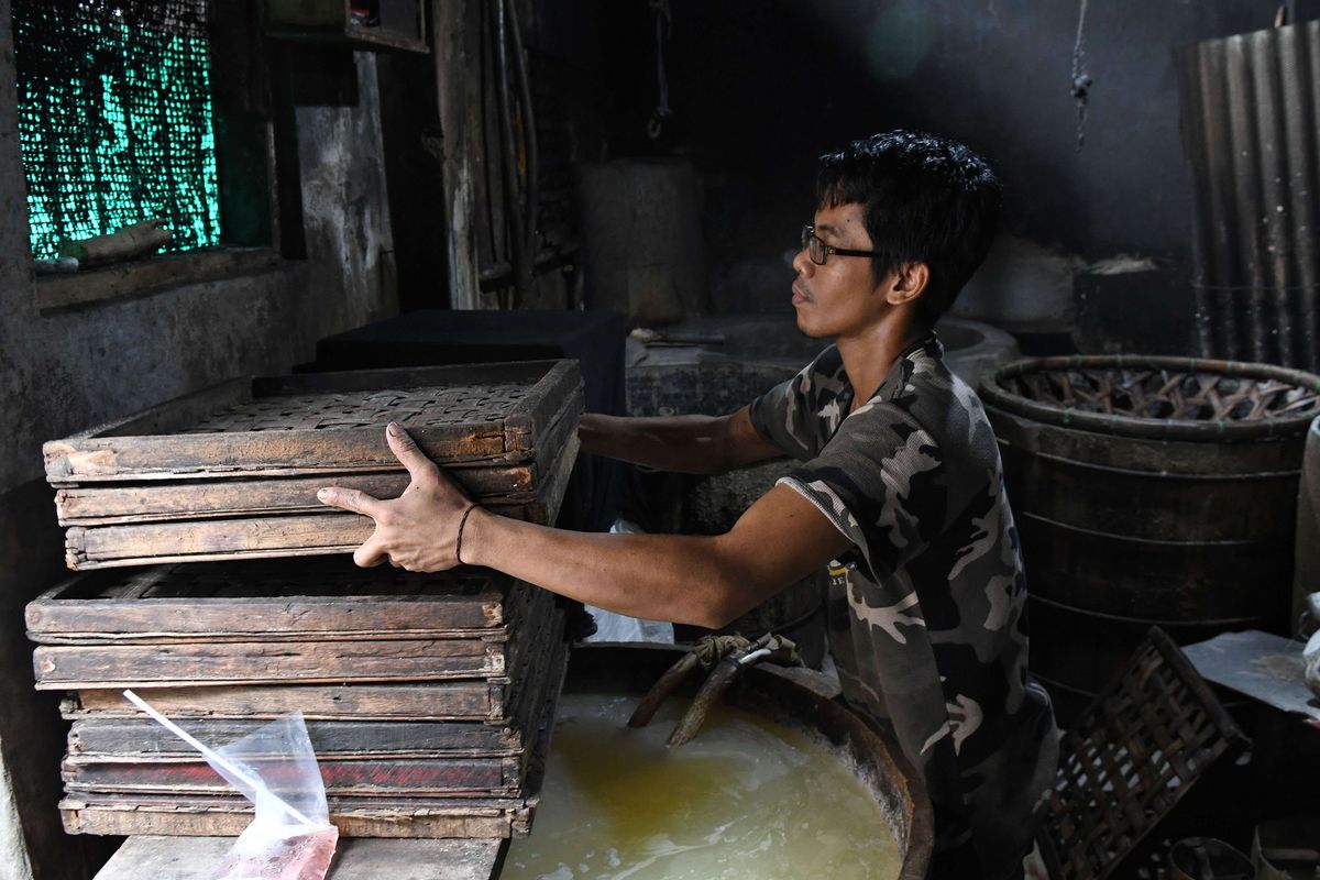 Pekerja menata alas bambu untuk tahu di sentra industri tahu dan tempe Kampung Rawa, Johar Baru, Jakarta, Senin (21/2/2022). Ratusan pelaku industri setempat mengikuti aksi mogok produksi serentak yang dipicu melambungnya harga kedelai impor (bahan baku tahu tempe) dari harga normal Rp9.500-10.000 per kilogram menjadi Rp12.000 per kilogram.