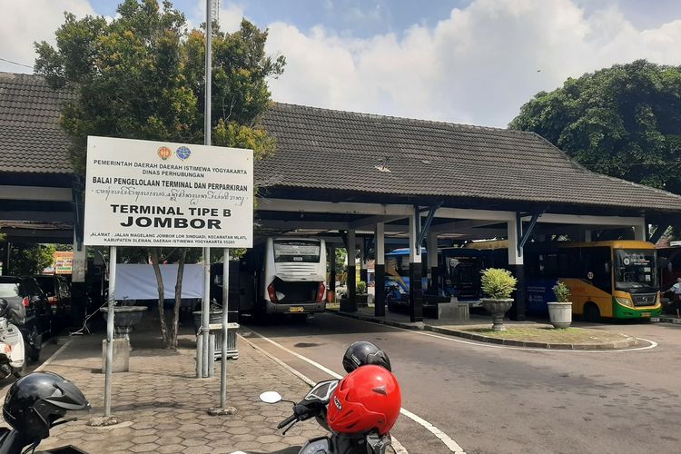 Situasi Terminal Tipe B Jombor, Sleman Jumat (5/04/2024). Jumlah pemudik yang datang dan berangkat di Terminal Tipe B Jombor, Sleman mengalami peningkatan.