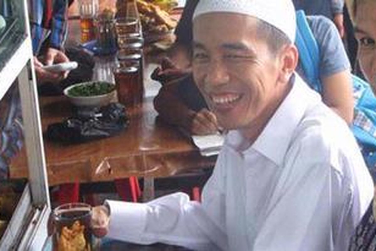Calon Gubernur DKI Jakarta, Joko Widodo (Jokowi) sedang makan nasi di warung tegal dekat Masjid Sunda Kelapa Menteng, Jumat (6/4/2012). Seusai sholat Jumat, masih mengenakan baju koko, Jokowi makan siang sambil menyerap aspirasi warga.
