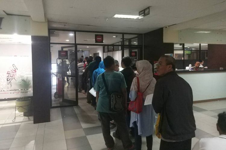 Antrean sejumlah wajib pajak sudah terjadi pukul 08.30 di lantai dasar kantor Samsat Jaksel (13/12/2018).