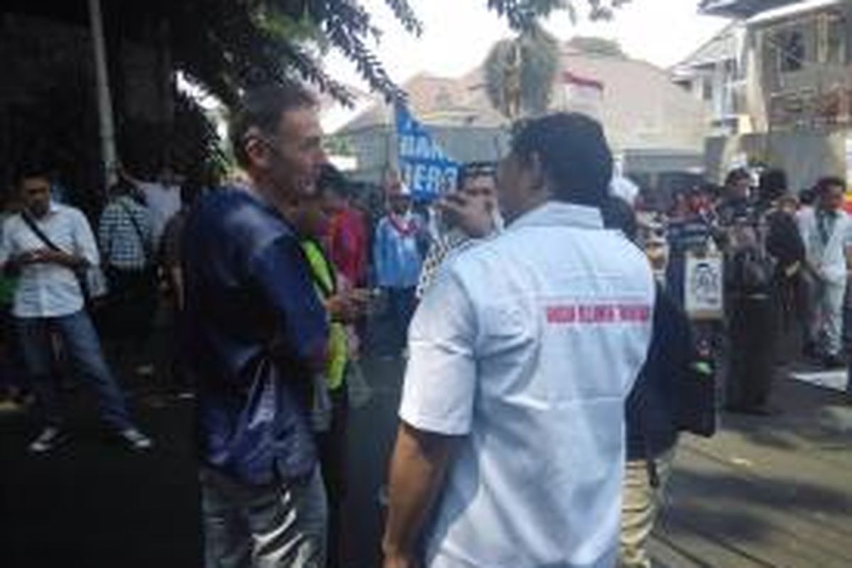 Seorang WNA yang tinggal di kawasan Menteng penasaran dengan gerakan Lawan Ahok yang melakukan orasi di rumah dinas Gubernur DKI Jakarta, Jumat (28/8/2015)