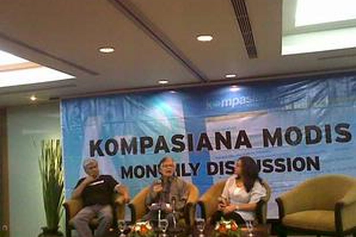 Pimpinan Harian KOMPAS, Jakob Oetama, membedah terkait tantangan dan peluang Harian KOMPAS ke depannya, di tengah masifnya arus infromasi yang dapat diakses melalui jaringan internet, di sela-sela Kompasiana MODIS (Monthly Discussion), di Hotel Santika, Jakarta, Sabtu (27/3/2010).