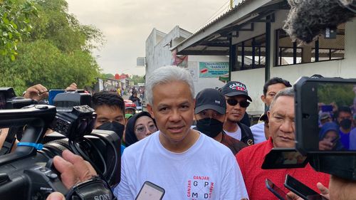 Momen Guru Ngaji Curhat Tak Lulus SMA, Ganjar Janji Biayai Ijazah Paket C